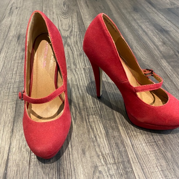 Size 6 Red Mary Jane Heels - Picture 4 of 4